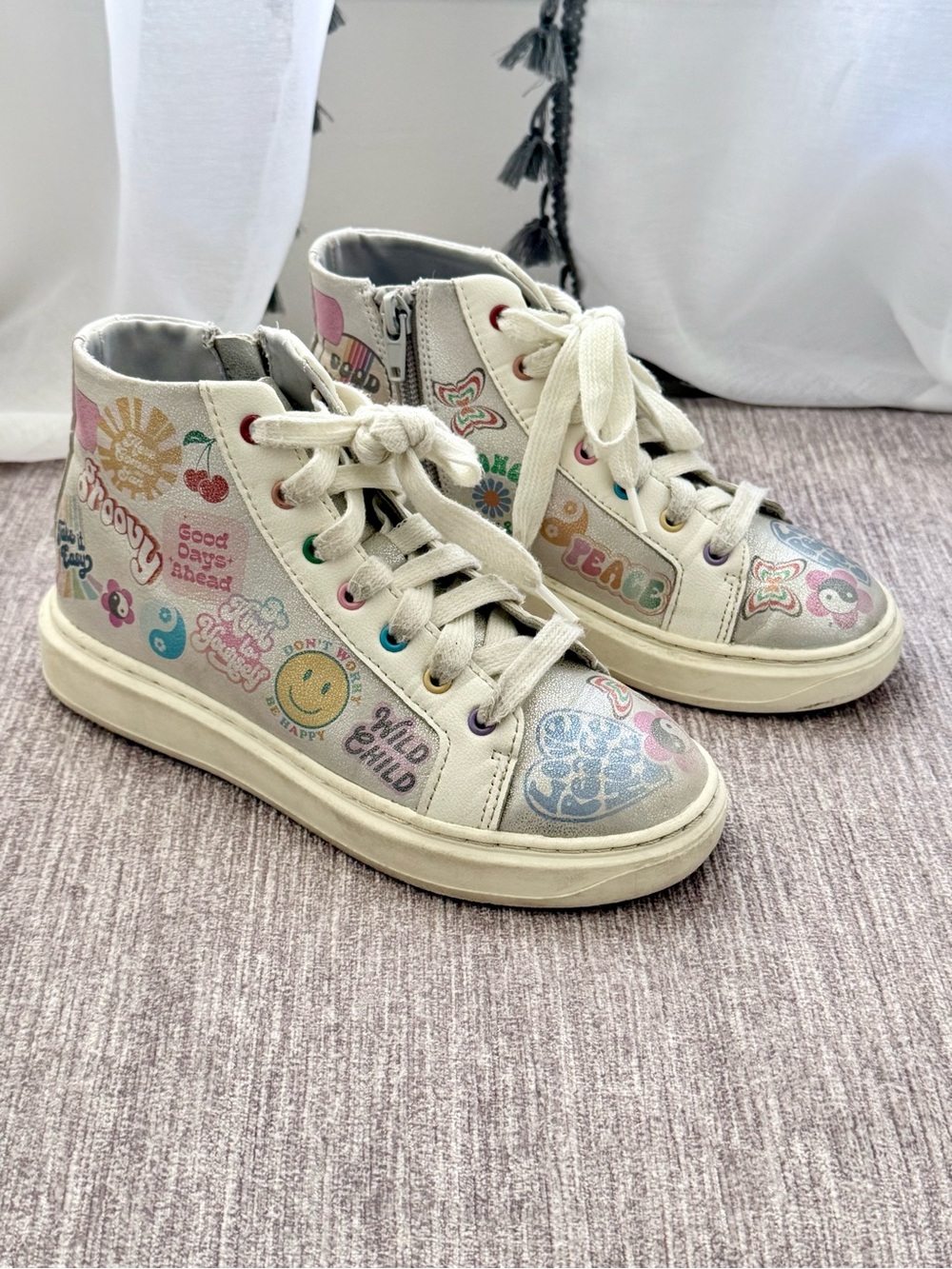 Steve Madden - Kids Cream High-Top Sneakers w/ Colorful Retro Sticker - Size 1